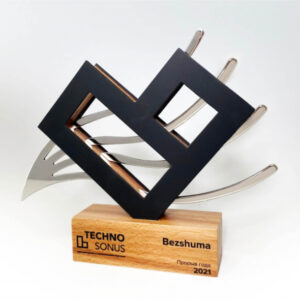 Корпоративный приз "Прорыв года" создан из металла и дерева