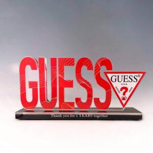 Стильный сувенир для международного бренда Guess